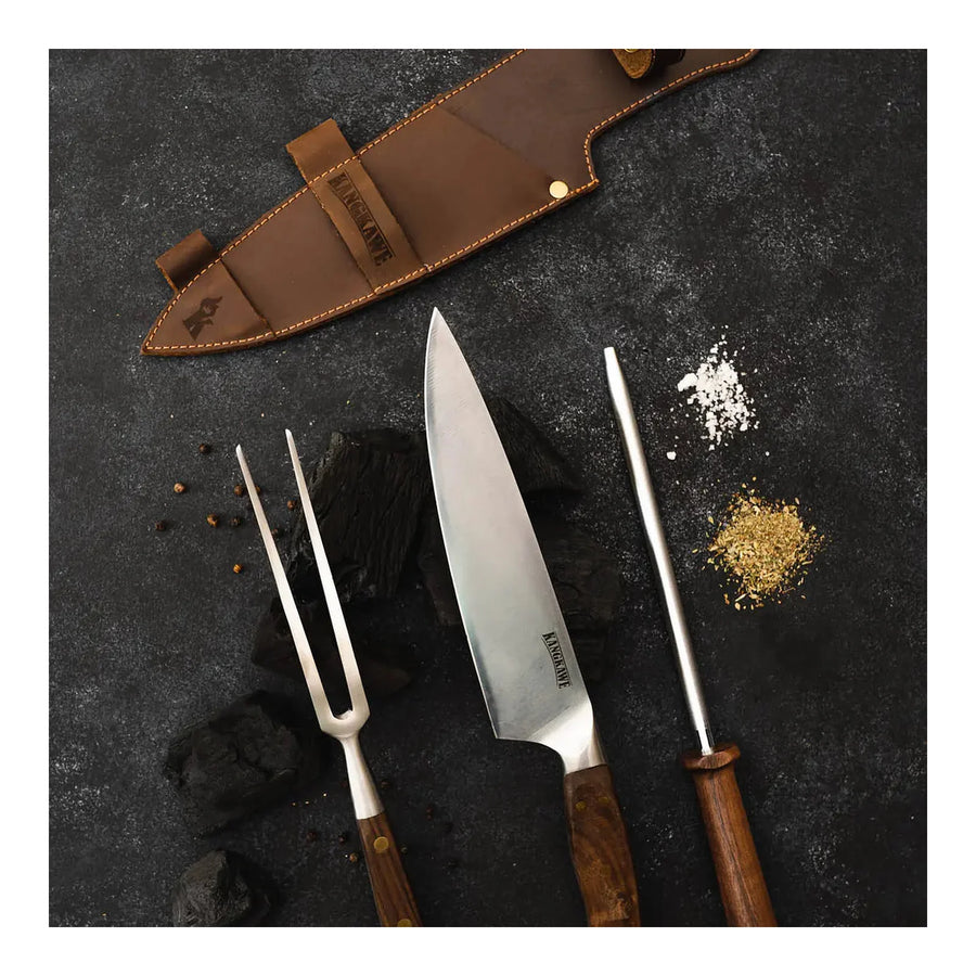 Trilogía en cuero Kangkawe pincho, cuchillo Catemu y astil sobre carbón de parrilla