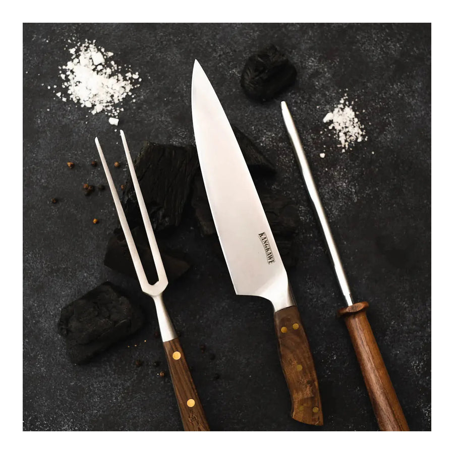 Trilogía en cuero Kangkawe pincho, cuchillo Catemu y astil lista para el asado sobre carbón encendido