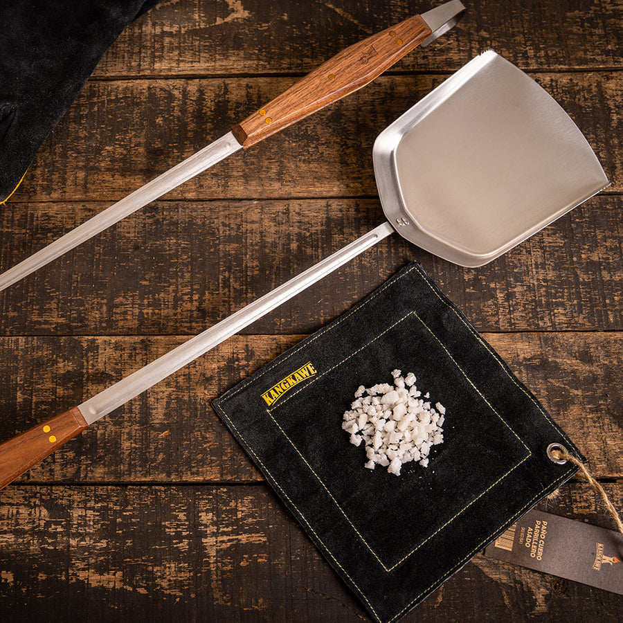 Pala carbonera Pro XL Kangkawe sobre tabla de madera para asado