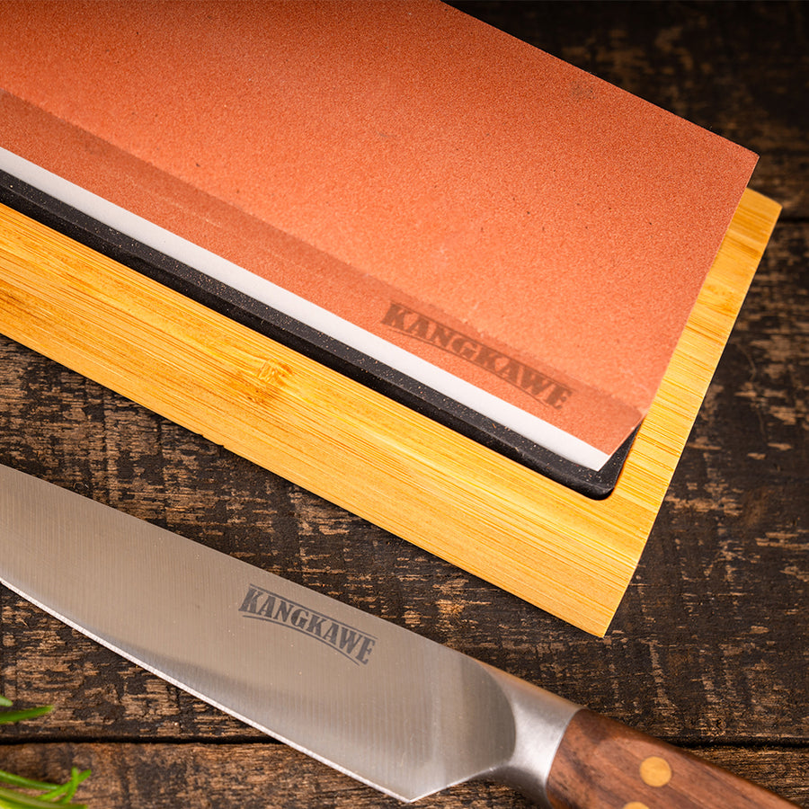 Piedra afiladora doble cara Kangkawe sobre tabla de madera para asado