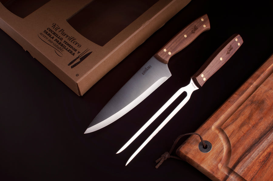 Set parrillero con tabla Kangkawe en ambiente de asado