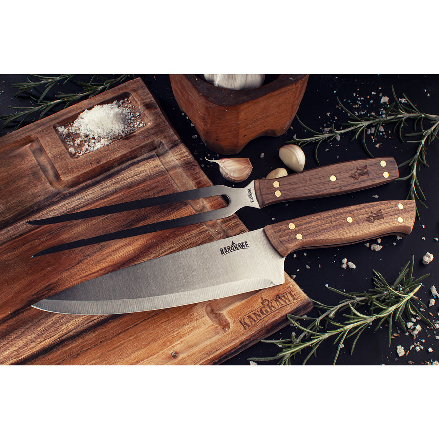Set parrillero cuchillo y tenedor Kangkawe sobre tabla de madera para asado
