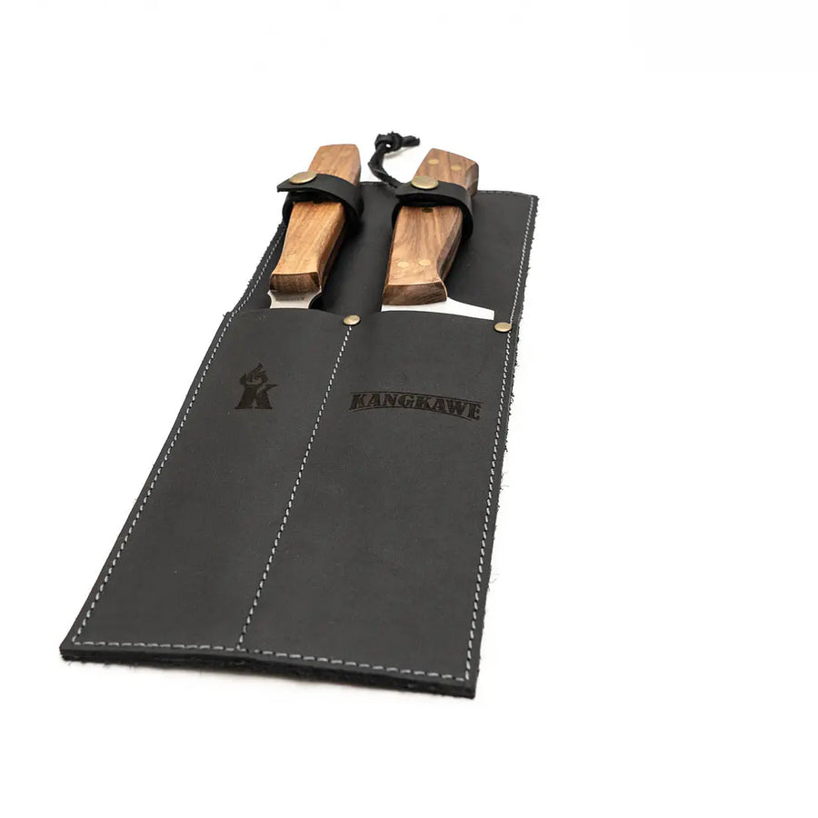 Detalle del set parrillero Kangkawe con funda de cuero negra