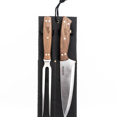 Set parrillero Kangkawe guardado en su funda de cuero negra