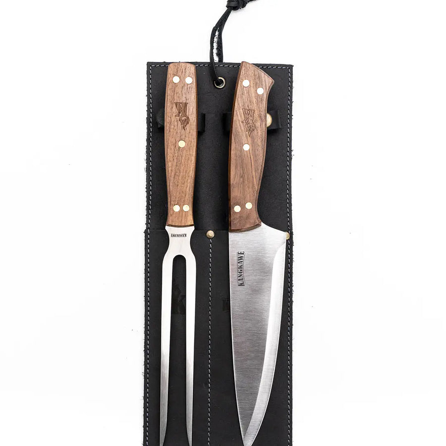 Set parrillero Kangkawe guardado en su funda de cuero negra