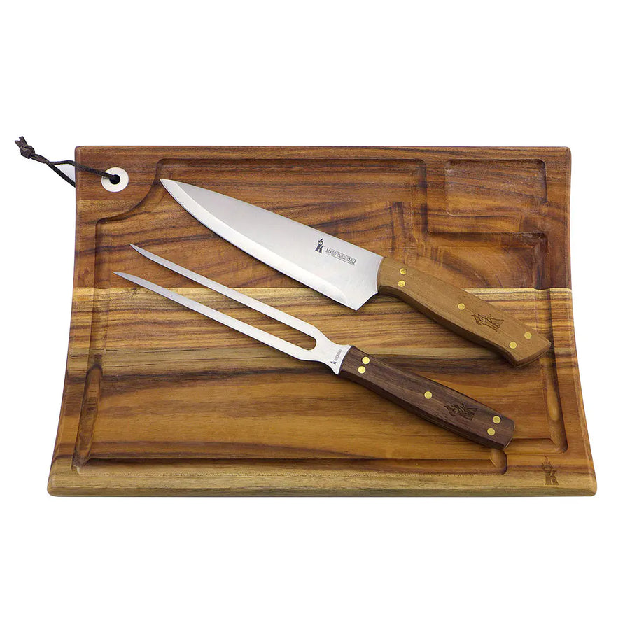 Set parrillero Kangkawe tabla, cuchillo y pincho con funda de cuero en vista lateral