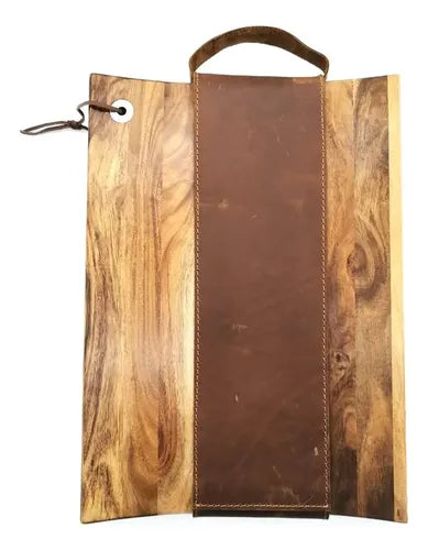 Set parrillero Kangkawe tabla y cuchillo guardado en su funda de cuero