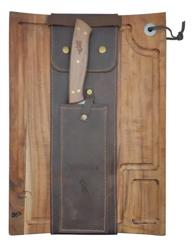 Set parrillero Kangkawe tabla y cuchillo con funda de cuero en vista lateral