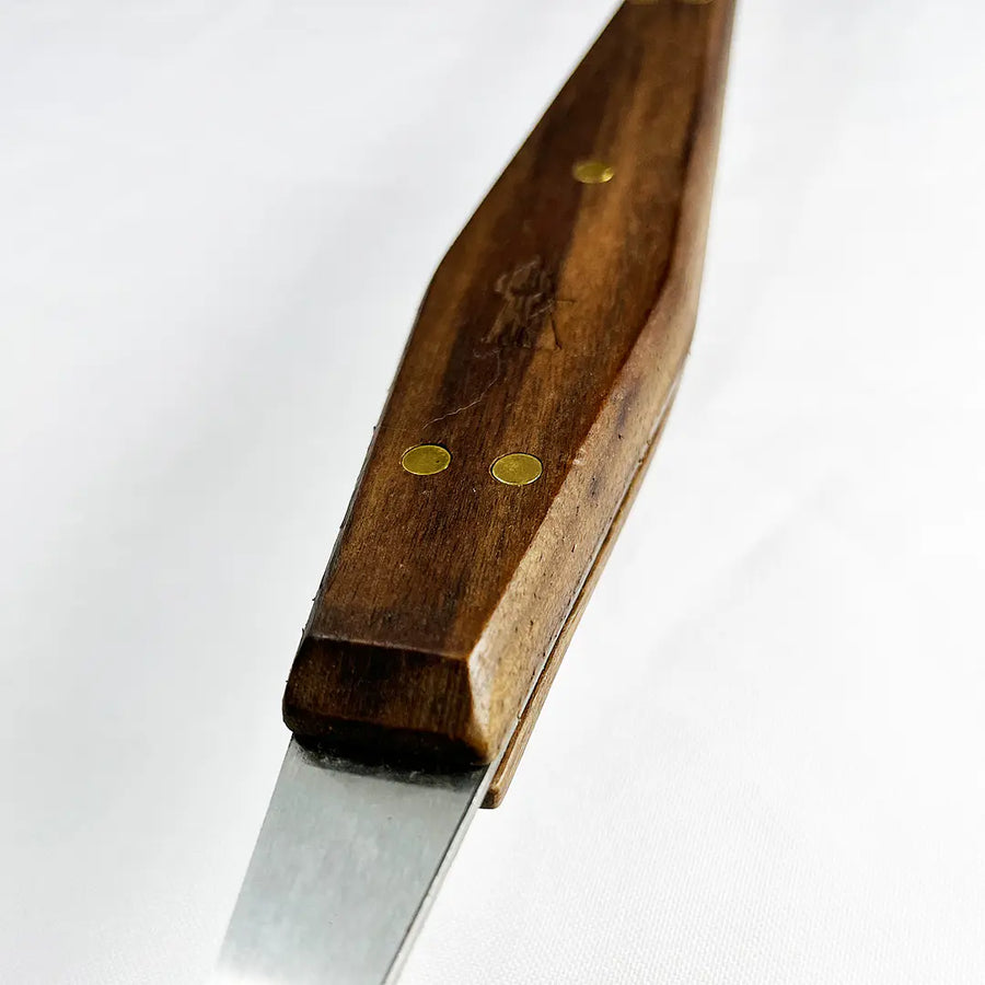 Detalle del mango de madera del set parrillero Pro XL Kangkawe pala carbonera y atizador