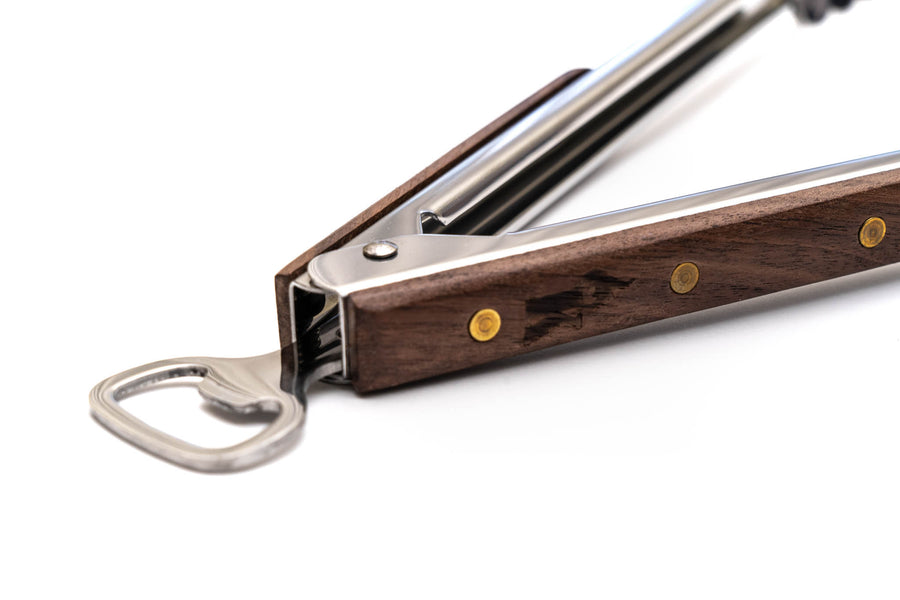 Detalle del mango de madera de la tenaza parrillera XL Kangkawe