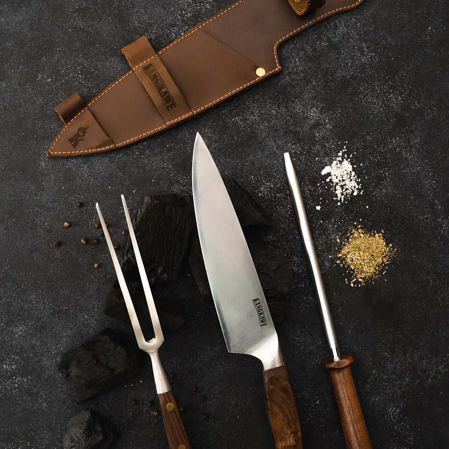 Trilogía en cuero Kangkawe pincho, cuchillo Catemu y astil sobre carbón de parrilla