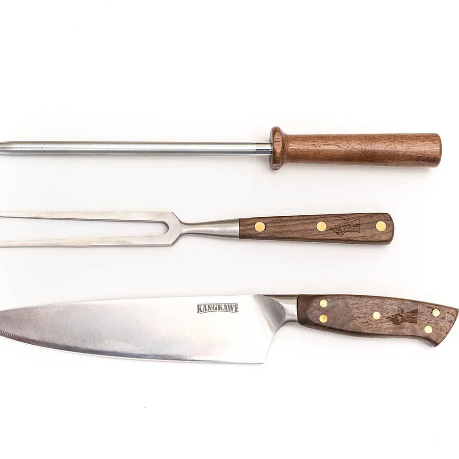Detalle de la trilogía en cuero Kangkawe pincho, cuchillo Catemu y astil