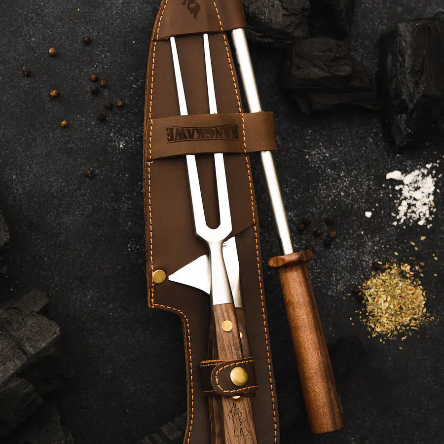 Trilogía en cuero Kangkawe pincho, cuchillo Catemu y astil en ambiente de asado