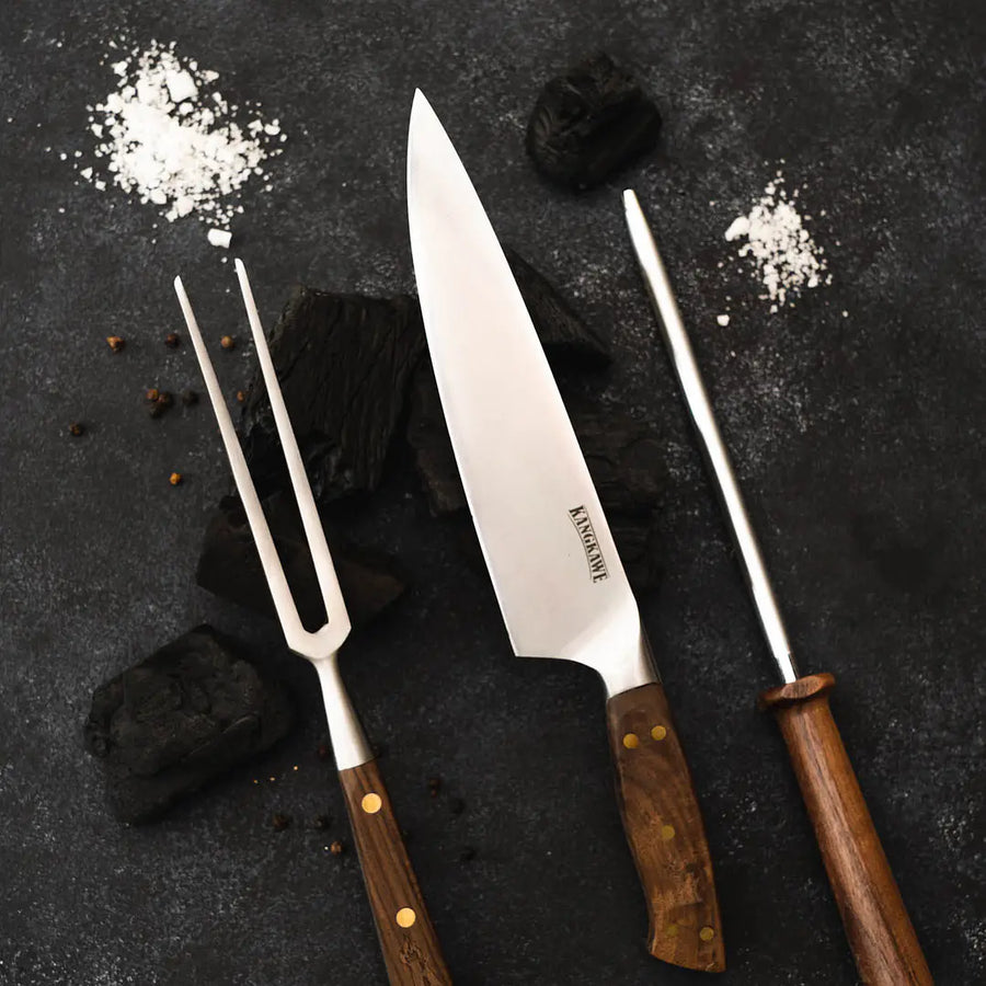 Trilogía en cuero Kangkawe pincho, cuchillo Catemu y astil lista para el asado sobre carbón encendido