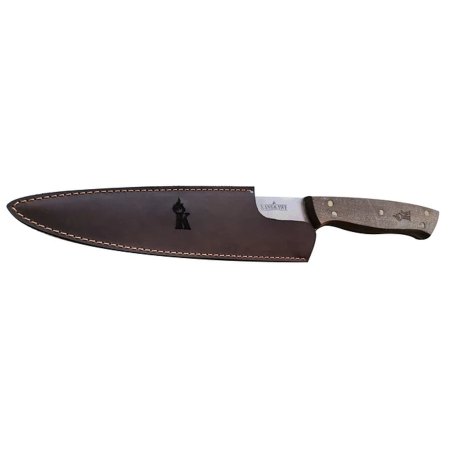 Cuchillo parrillero Kangkawe con funda de cuero en vista lateral